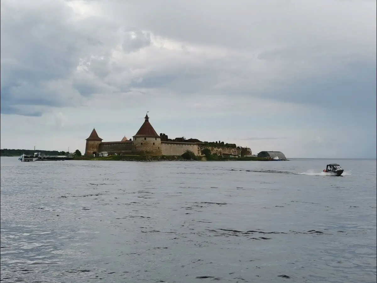 Крепость Орешек с палубы судна переправы