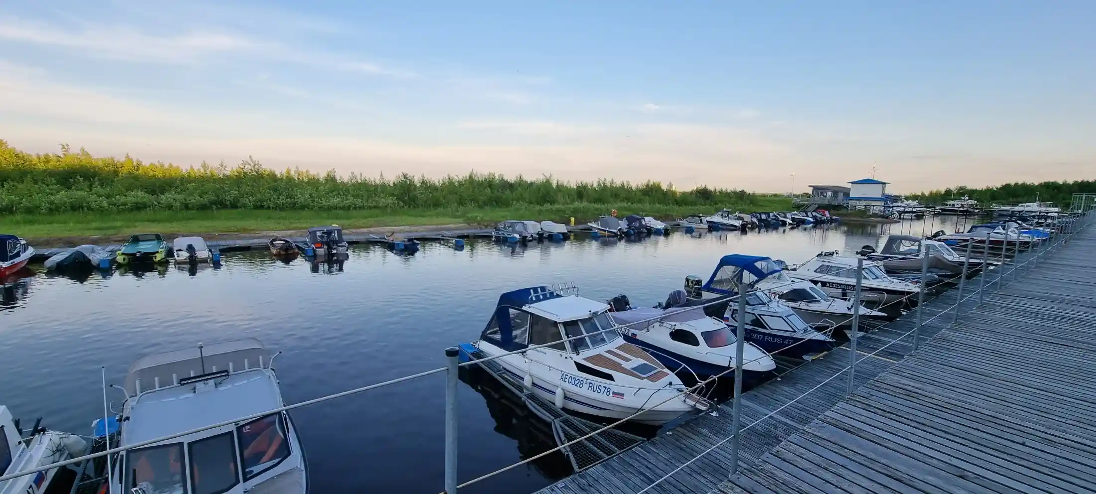 Пирс и причал у воды в Секвойя парке Кошкино